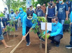 Bupati Malang, H Sanusi dan Dirut Perumda Tirta Kanjuruhan, Syamsul Hadi, lakukan penanaman pohon secara simbolis di Desa Duwet Krajan, Tumpang