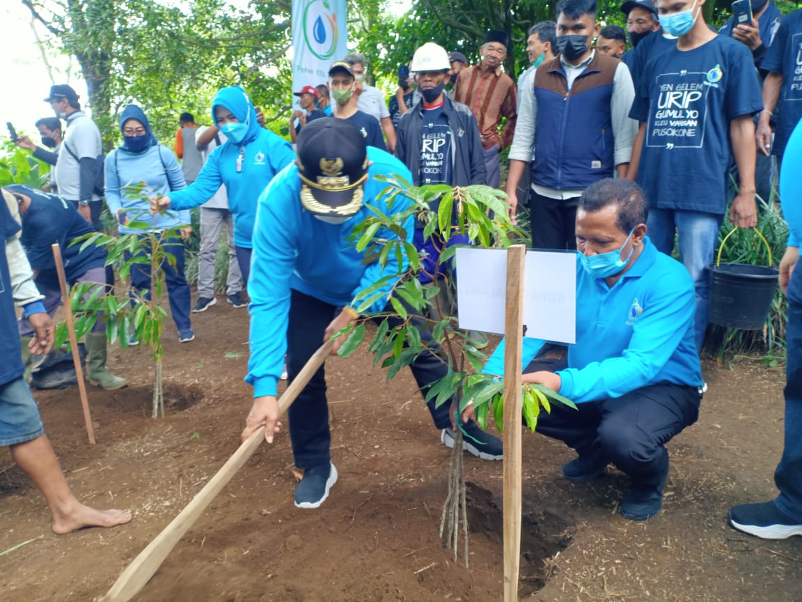 Bupati Malang, H Sanusi dan Dirut Perumda Tirta Kanjuruhan, Syamsul Hadi, lakukan penanaman pohon secara simbolis di Desa Duwet Krajan, Tumpang