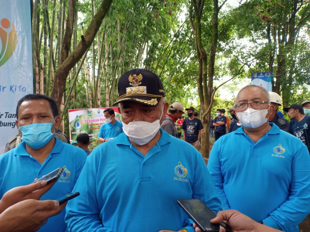 Bupati Malang, H Sanusi memberikan keterangan kepada wartawan