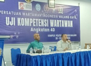 Dua penguji Uji Kompetensi Wartawan (UKW) memberikan arahan kepada peserta gelombang pertama Pra UKW di Politeknik Negeri Malang
