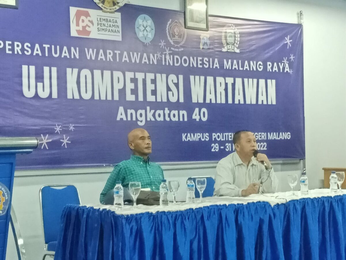 Dua penguji Uji Kompetensi Wartawan (UKW) memberikan arahan kepada peserta gelombang pertama Pra UKW di Politeknik Negeri Malang