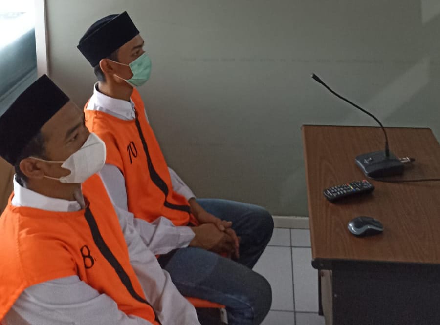 Dua terdakwa bobol ATM saat menjalani sidang putusan di Pengadilan Negeri Kota Malang, secara daring