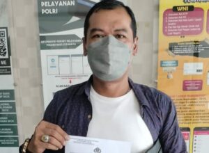 Dwi Sukarjo, kakak Kandung DAPS sewaktu membuat laporan di SPKT Polrestabes Surabaya, Minggu (27/3/2022)