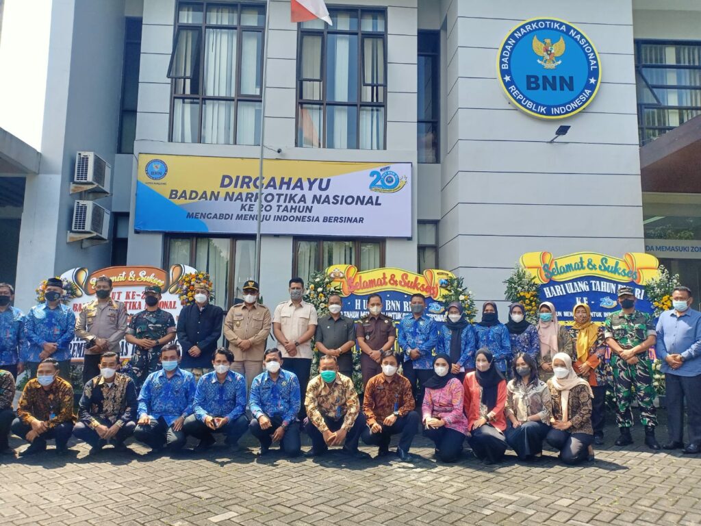 Jajaran Forkopimda pose bersama Kepala BNN Kota Malang, Kombes Pol Raymundus Andhi Hedianto