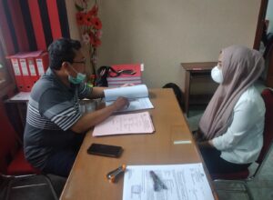 Jaksa penuntut umum (JPU) Kejari Kota Malang, saat menerima pelimpahan berkas perkara NR (20) dari Polresta Malang Kota untuk selanjutnya diserahkan ke Pengadilan Negeri untuk segera disidangkan