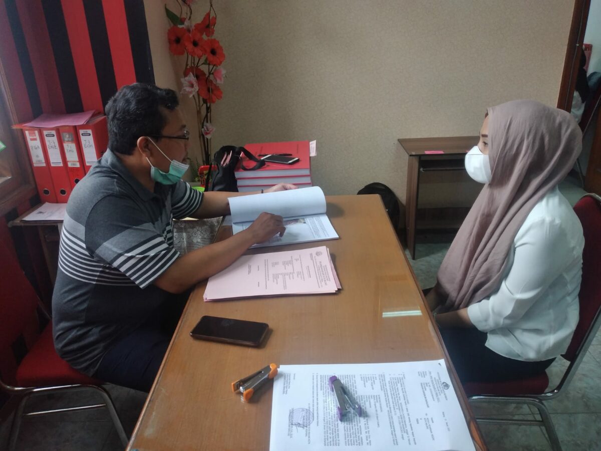 Jaksa penuntut umum (JPU) Kejari Kota Malang, saat menerima pelimpahan berkas perkara NR (20) dari Polresta Malang Kota untuk selanjutnya diserahkan ke Pengadilan Negeri untuk segera disidangkan