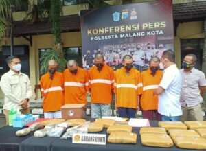 Jaringan gembong narkoba RK (27) yang berprofesi sebagai tukang parkir saat diamankan Satresnarkoba Polresta Malang Kota