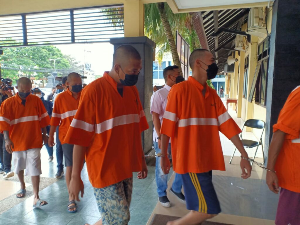 Jaringan gembong narkoba RK (27) yang berprofesi sebagai tukang parkir saat diamankan Satresnarkoba Polresta Malang Kota