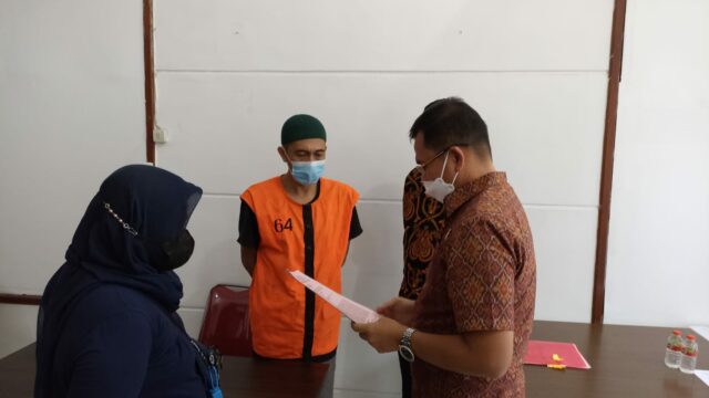 Kajari Kota Malang, Zuhandi, SH, MH didampingi Kasi Pidum Kusbiantoro saat melaksanakan Restorative Justice terhadap tersangka pencurian HP