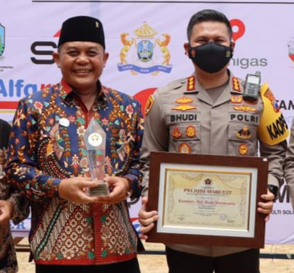 Kapolresta Malang Kota, Kombes Pol Budi Hermanto dan Ketua DPRD Kota Malang, I Made Riandiana Kartika, raih penghargaan PWI Jatim Award 2022.