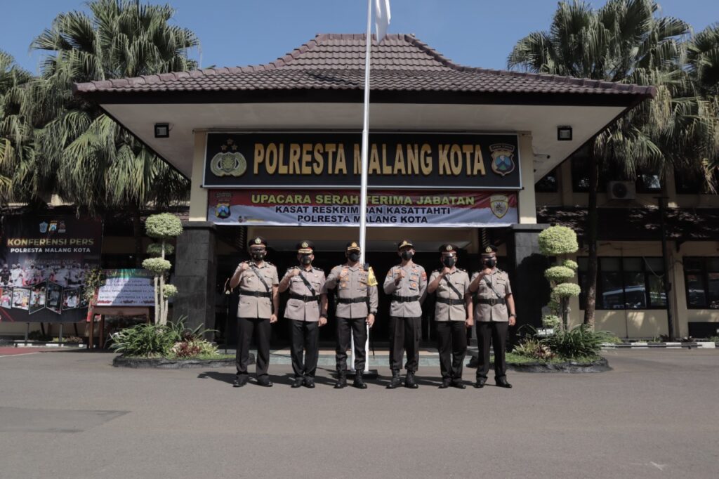 Kapolresta Malang Kota, Kombes Pol Budi Hermanto dan Waka Polresta, AKBP Deny Heryanto, pose bersama para Kasat usai pelaksanaan Sertijab