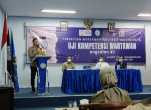 Kapolresta Malang Kota, Kombes Pol Budi Hermanto, membuka secara resmi pelaksanaan Uji Kompetensi Wartawan angkat 40 PWI Malang Raya, di Politeknik Negeri Malang