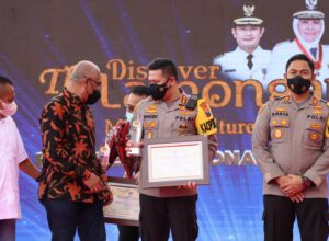 Kapolresta Malang Kota, Kombes Pol Budi Hermanto saat menerima anugerah penghargaan PWI Jatim Award 2022, di puncak HPN Jatim