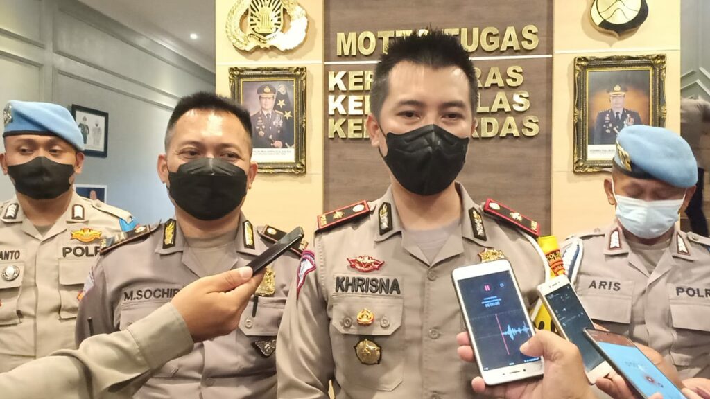 Kasatlantas Polresta Malang Kota, Kompol Yoppi Anggi Khrisna, memberikan keterangan kepada wartawan