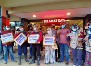 Kasatlantas Polresta Malang Kota, Kompol Yoppi Anggi Khrisna, pose bersama para relawan