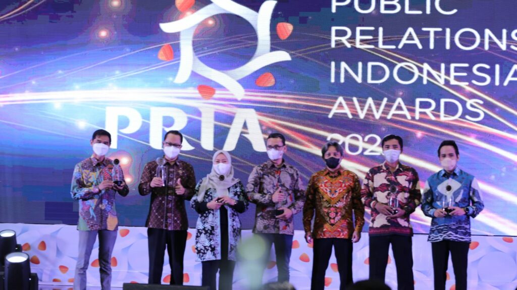 Kepala Dinas Komunikasi dan Informatika (Diskominfo) Kota Malang Muhammad Nur Widianto, S.Sos, pose bersama usai menerima penghargaan dalam ajang The 7th PR Indonesia Awards