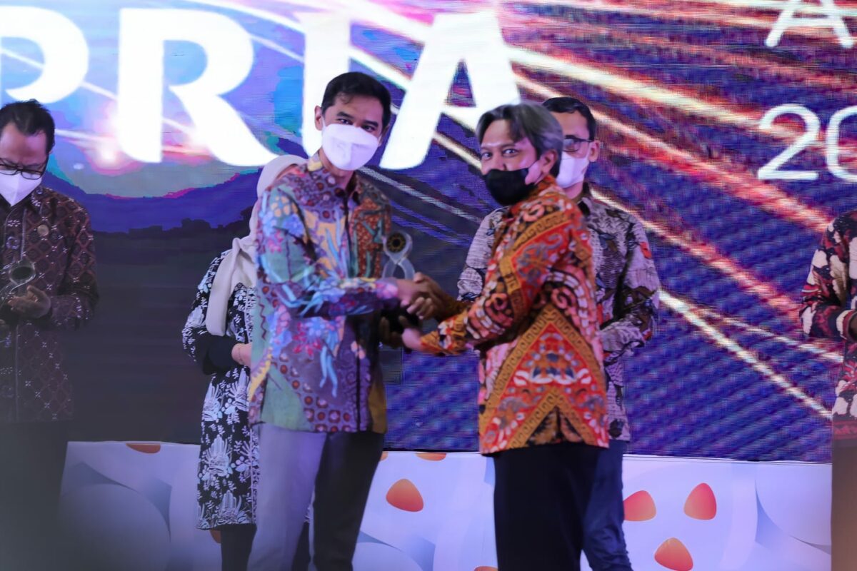 Kepala Dinas Komunikasi dan Informatika (Diskominfo) Kota Malang Muhammad Nur Widianto, S.Sos saat menerima penghargaan dalam ajang The 7th PR Indonesia Awards