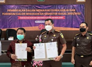 Kepala Kejaksaan Negeri (Kajari) Kota Malang, Zuhandi, SH, MH didampingi Kasubbag Bin Nugroho Wisnu serta Dekan Unisma, menunjukan MoU yang telah ditandatangani