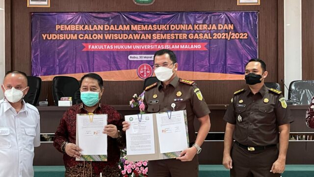 Kepala Kejaksaan Negeri (Kajari) Kota Malang, Zuhandi, SH, MH didampingi Kasubbag Bin Nugroho Wisnu serta Dekan Unisma, menunjukan MoU yang telah ditandatangani Kepala Kejaksaan Negeri (Kajari) Kota Malang, Zuhandi, SH, MH didampingi Kasubbag Bin Nugroho Wisnu serta Dekan Unisma, menunjukan MoU yang telah ditandatangani