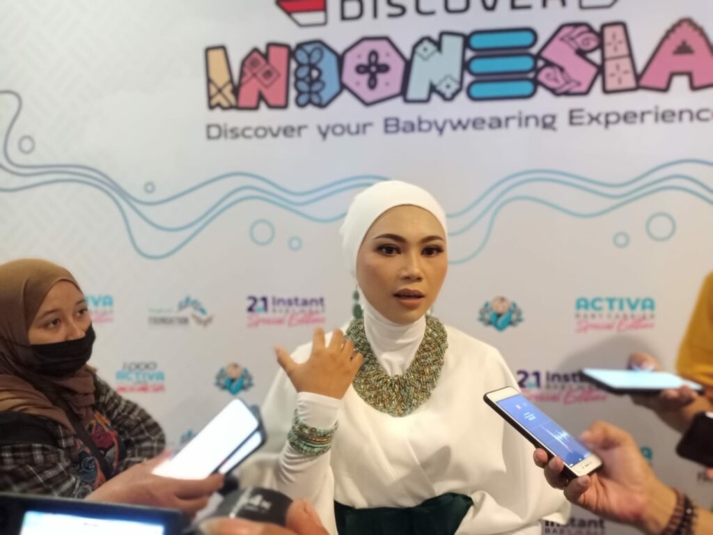Lathifah Amaturrahman, perempuan cantik asal Malang saat memberikan keterangan kepada wartawan