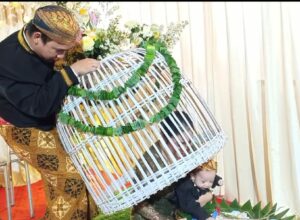 Micha Ryouta Putra Pratama, putra pertama pasangan Ardan Resta Pratama dan Roro Suci Ningtyas saat mengikuti prosesi turun tanah