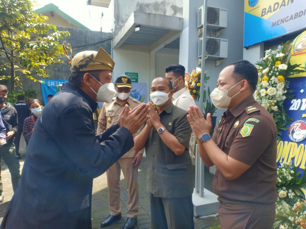Para pejabat yang hadir di HUT BNN Kota Malang mengucapkan selamat kepada Kepala BNN, Kombes Pol Raymundus Andhi Hedianto