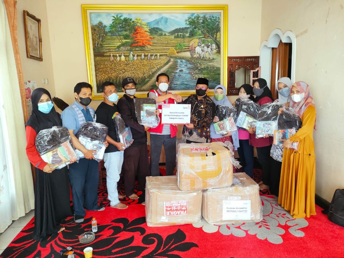 Penyerahan donasi konsumen Alfamart yang diterima secara simbolis oleh H Hadi Mustofa, Wakil Ketua Komisi II DPRD Kab Malang