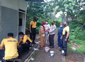 Polsek Sukun bersama warga dan perangkat Kelurahan Mulyorejo, membangun rumah nenek Tasmi 1