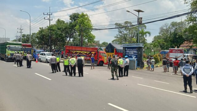 Puluhan truk terparkir di Kantor KIR LLAJ Kabupaten Malang, Jumat (11/3/2022)