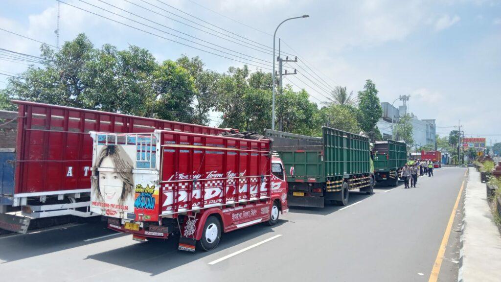 Puluhan truk terparkir di Kantor KIR LLAJ Kabupaten Malang, Jumat (11/3/2022)