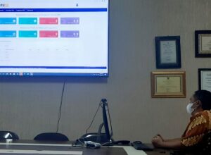 Saipul Anwar selaku koordinator Analis Kebijakan, saat menunjukan jumlah pemohon PBG melalui Online diruang kerja Kepala Dinas DPMPTSP - TK, Muji Dwi Leksono