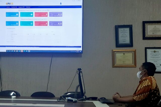 Saipul Anwar selaku koordinator Analis Kebijakan, saat menunjukan jumlah pemohon PBG melalui Online diruang kerja Kepala Dinas DPMPTSP - TK, Muji Dwi Leksono