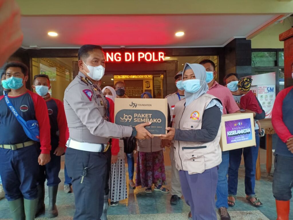 Salah satu relawan saat menerima helm gratis dari Satlantas Polresta Malang Kota