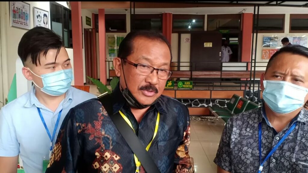 Suhendro Priyadi, SH, kuasa hukum korban, memberikan keterangan kepada wartawan di PN Kota Malang