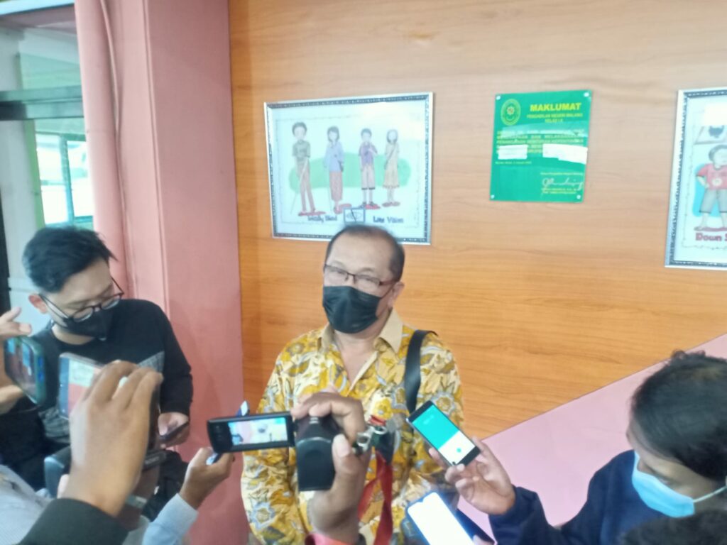 Suhendro Priyadi, SH, kuasa hukum korban (pelapor), memberikan keterangan kepada wartawan di PN Kelas 1A Kota Malang