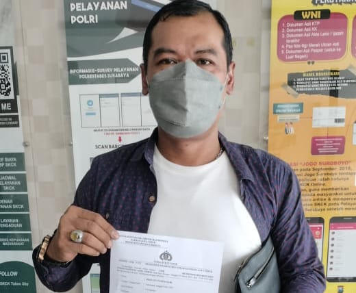 Sukarjo, kakak kandung DAPS sewaktu membuat laporan di SPKT Polrestabes Surabaya, Minggu (27/3/2022)