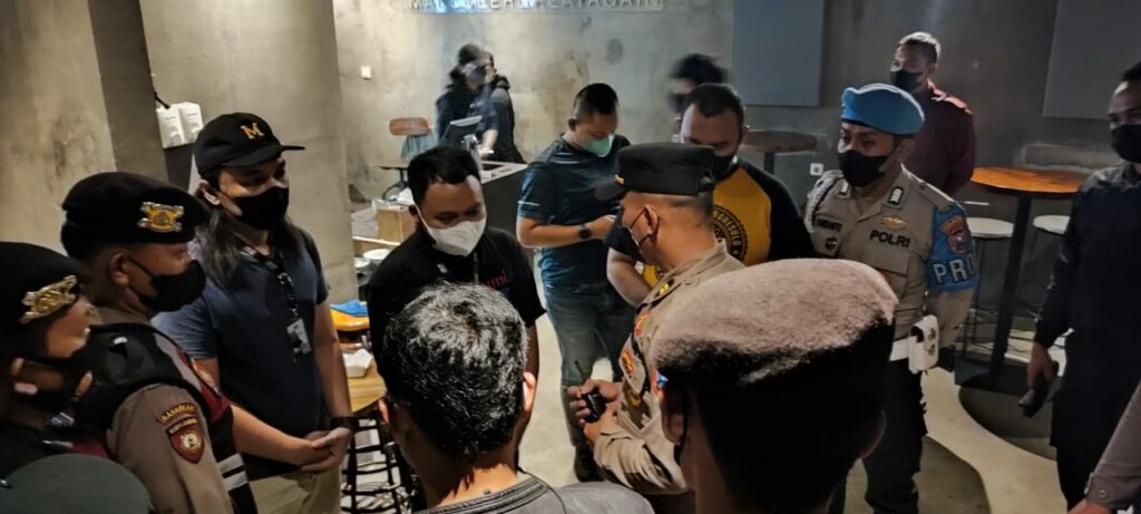 Tim Pamor Keris Polresta Malang Kota saat razia di cafe dan hiburan malam