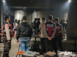 Tim Pamor Keris Polresta Malang Kota saat razia di cafe dan hiburan malam