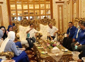 Wakil Ketua Majelis MPR RI, Zulkifli Hasan, saat berkunjung ke Rumah Dinas Wali Kota Malang, Sutiaji_