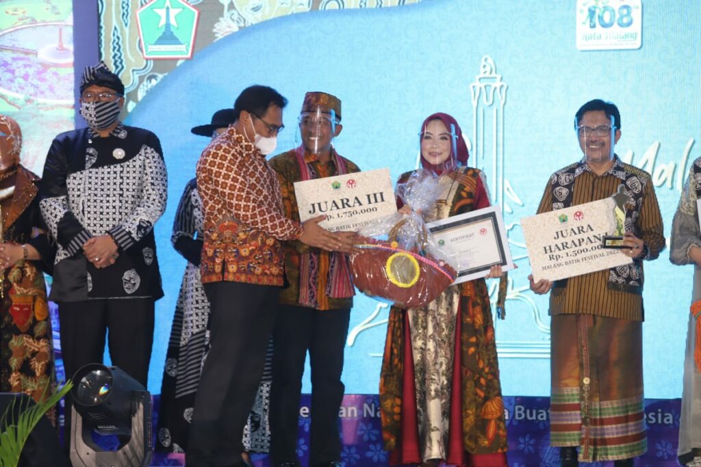 Wakil Walikota Malang, Sofyan Edi Jarwoko memberikan penghargaan kepada peserta juara III