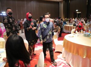 Walikota Malang, Drs. H. Sutiaji bersama Walikota Batu, Dewanti Rumpoko diacara Women 20 (W20)