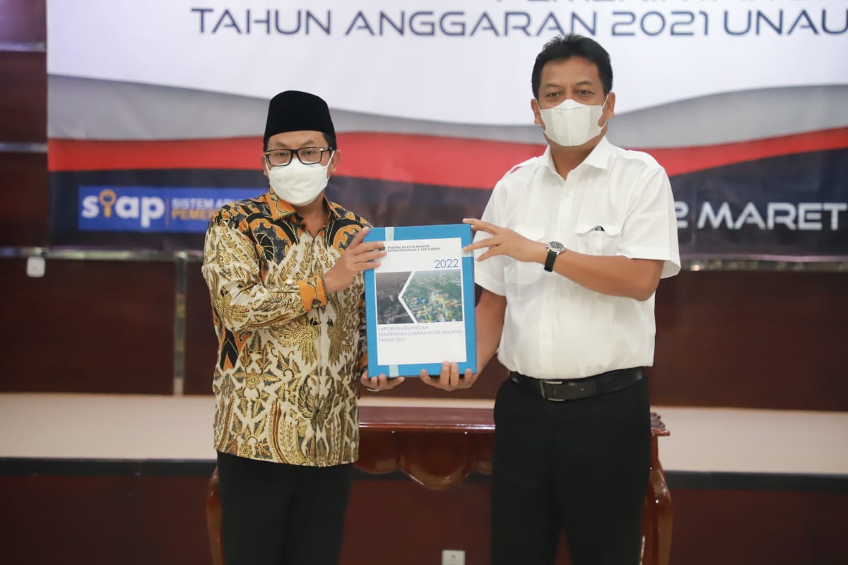 Walikota Malang, Drs. H. Sutiaji, menyerahkan Laporan Keuangan Pemerintah Daerah (LKPD) Tahun Anggaran 2021 Unaudited kepada Badan Pemeriksa Keuangan (BPK) Jawa Timur, Selasa (22/03/2022)