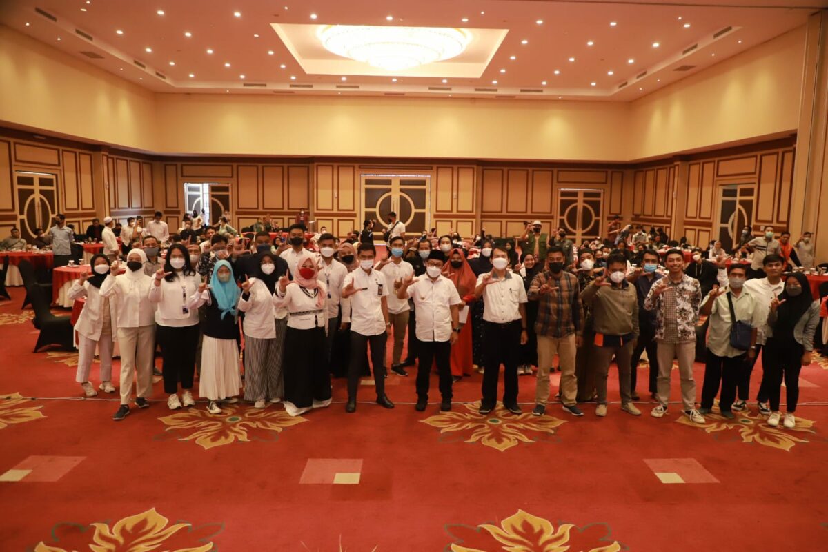 Walikota Malang, H Sutiaji dan Kepala Dinas Komunikasi dan Informatika (Diskominfo) Kota Malang, Muhammad Nur Widianto, pose bersama peserta pelatihan