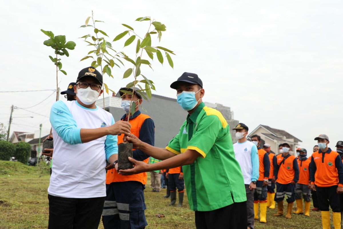 Walikota Malang, H Sutiaji, lalukan penanaman bibit pohon di Plaosan Barat, dalam rangka memperingati Hari Air Sedunia