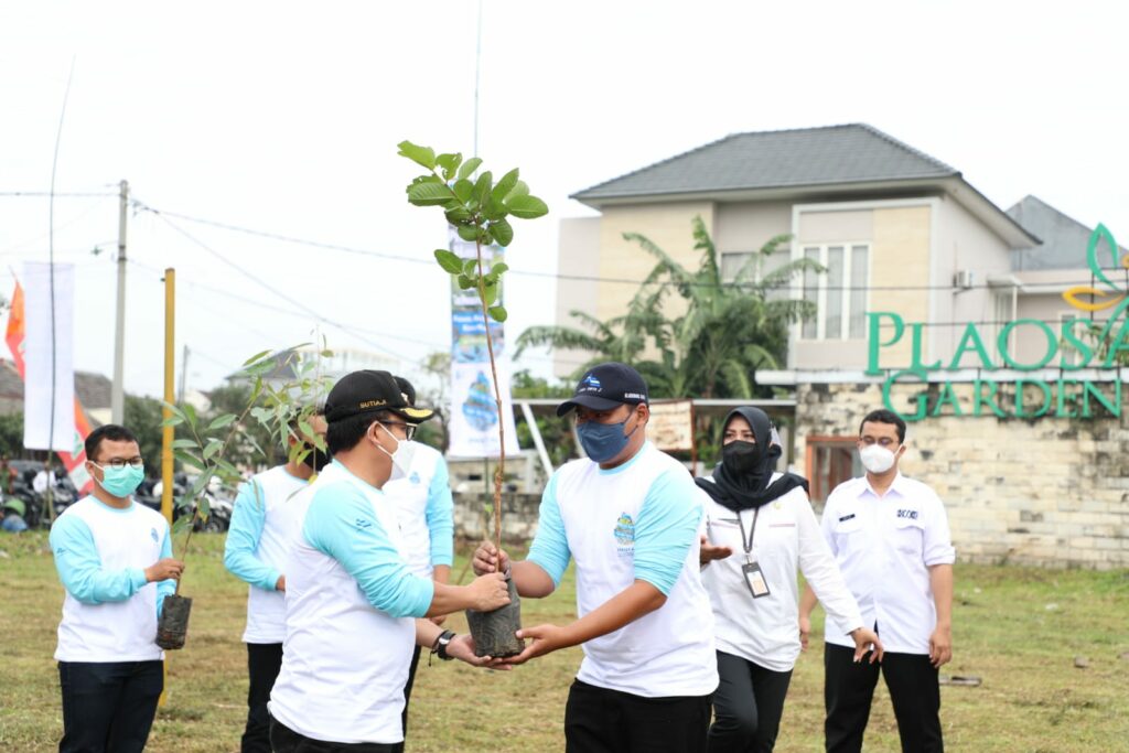 Walikota Malang, H Sutiaji, lalukan penanaman bibit pohon di Plaosan Barat, dalam rangka memperingati Hari Air Sedunia_