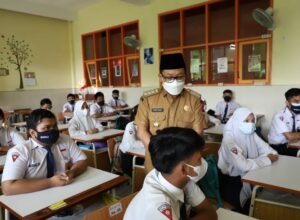 Walikota Malang, H Sutiaji, memantau langsung hari pertama PTM di SMP Negeri 8 Malang
