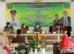 Walikota Malang, H Sutiaji, memberikan arahan pada kegiatan Pembinaan Pendidik dan Tenaga Pendidikan MIN 2 Kota Malang