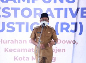 Walikota Malang, H Sutiaji, memberikan sambutan sekaligus meresmikan Rumah RJ di Kelurahan Oro - Oro Dowo, Kecamatan Klojen