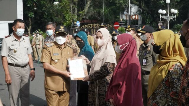 Walikota Malang, H Sutiaji, menyerahkan sertifikat halal kepada salah satu IKM Kota Malang