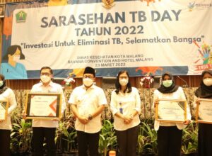 Walikota Malang, H Sutiaji, pose bersama Kepala Dinkes dan jajaran dalam Sarasehan Tuberkulosis (TB) Day Tahun 2022
